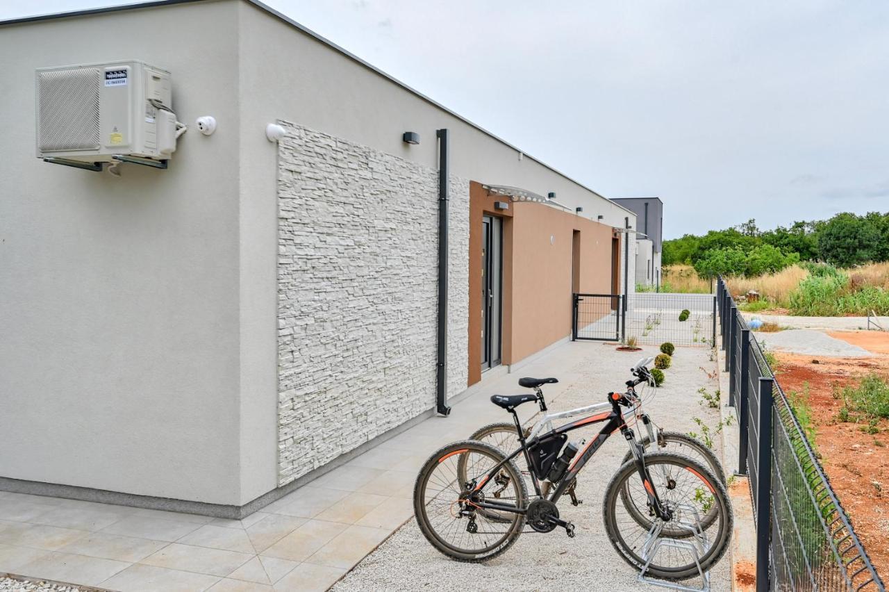 Villa Solis-Modern Villa For A Romantic Retreat, Heated Pool Liznjan Ngoại thất bức ảnh